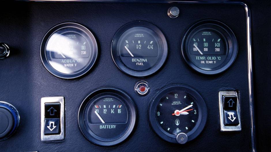 O Painel completo vinha com instrumenta&ccedil;&atilde;o complementar acima do console central | <a href="https://quatrorodas.abril.com.br/reportagens/classicos/maserati-100-anos-792281.shtml" rel="migration">Leia mais</a>