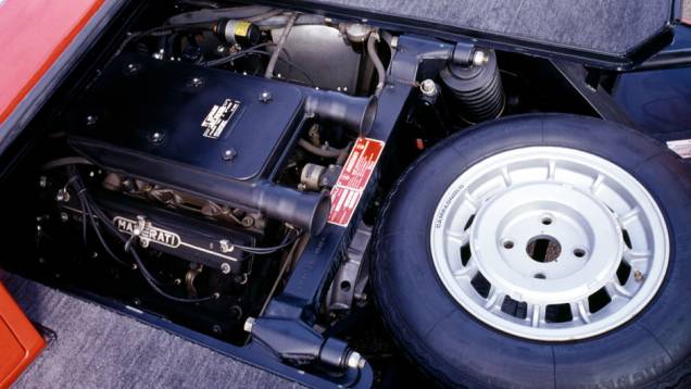 O V8 de 4.7 litros produzia 310 cv e 47 mkgf de torque, permitindo ao Bora passar dos 260 km/h. Uma versão V6, mais simples, se chamava Merak | <a href="https://quatrorodas.abril.com.br/reportagens/classicos/maserati-100-anos-792281.shtml" rel="migration">Leia mais</a> O V8 de 4.7 litros produzia 310 cv e 47 mkgf de torque, permitindo ao Bora passar dos 260 km/h. Uma versão V6, mais simples, se chamava Merak | <a href="https://quatrorodas.abril.com.br/reportagens/classicos/maserati-100-anos-792281.shtml" rel="migration">Leia mais</a>
