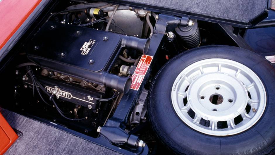 O V8 de 4.7 litros produzia 310 cv e 47 mkgf de torque, permitindo ao Bora passar dos 260 km/h. Uma vers&atilde;o V6, mais simples, se chamava Merak | <a href="https://quatrorodas.abril.com.br/reportagens/classicos/maserati-100-anos-792281.shtml" rel="migration">Leia mais</a>