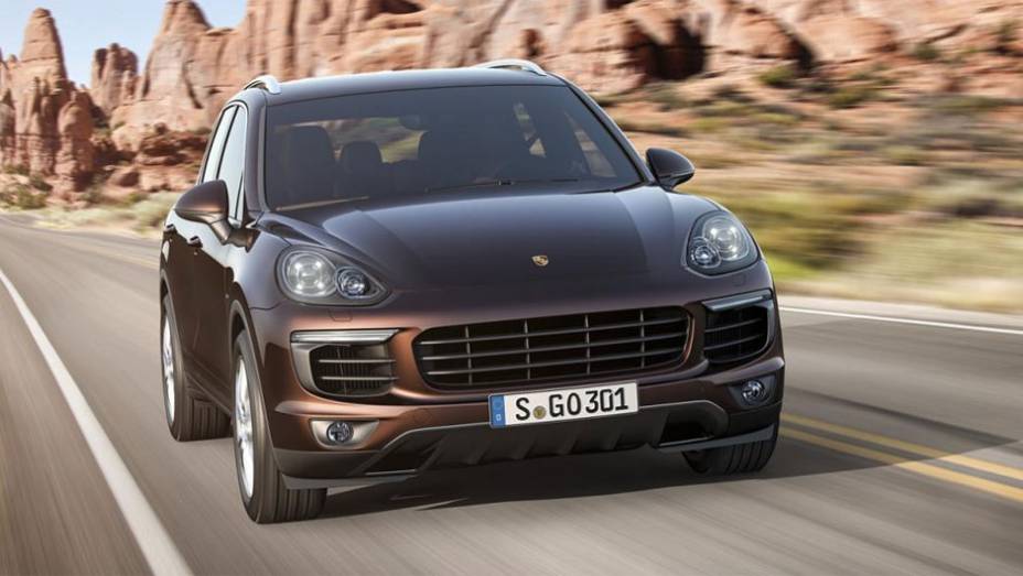 A Cayenne S recebeu um novo motor 3.6 V6 biturbo capaz de gerar 420 cv e 56 mkgf de torque | <a href="https://quatrorodas.abril.com.br/noticias/saloes/paris-2014/porsche-revela-cayenne-2015-reestilizada-792125.shtml" rel="migration">Leia mais</a>