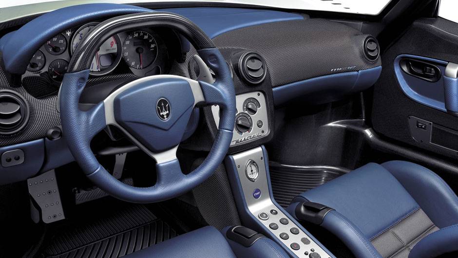 Considerado espartano demais para um carro na sua faixa de pre&ccedil;o, o interior combinava couro azul a detalhes em fibra de carbono | <a href="https://quatrorodas.abril.com.br/reportagens/classicos/maserati-100-anos-792281.shtml" rel="migration">Leia mais</a>