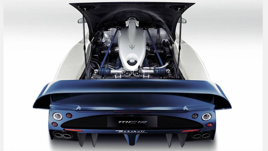 Da Ferrari vieram o chassi de fibra de carbono, o V12 de 630 cv, a transmiss&atilde;o, a suspens&atilde;o e os freios | <a href="https://quatrorodas.abril.com.br/reportagens/classicos/maserati-100-anos-792281.shtml" rel="migration">Leia mais</a>