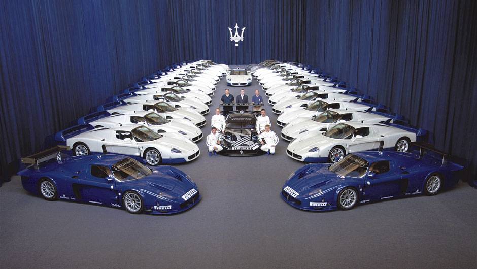 Al&eacute;m da FIA GT, o MC12 competiu de azul nas 24 Horas de Le Mans e na ALMS (American Le Mans Series). Nos de rua predominava o branco perolizado | <a href="https://quatrorodas.abril.com.br/reportagens/classicos/maserati-100-anos-792281.shtml" rel="migration">Leia mais</a>