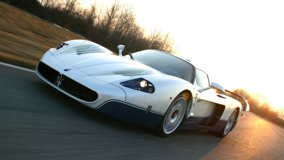 Foram produzidas 25 unidades em 2004, o m&iacute;nimo exigido pela FIA GT. Muito bem recebido, o MC12 mereceu mais um lote de 25 carros | <a href="https://quatrorodas.abril.com.br/reportagens/classicos/maserati-100-anos-792281.shtml" rel="migration">Leia mais</a>