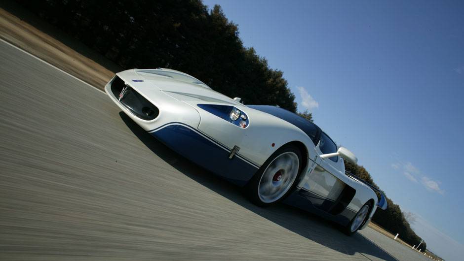 Na acelera&ccedil;&atilde;o de 0 a 100 km/h o MC12 levava 3,8 segundos. De l&aacute;, ele era capaz de "voar" at&eacute; 330 km/h | <a href="https://quatrorodas.abril.com.br/galerias/maserati/maserati-100-anos-outros-destaques-792010.shtml" rel="migration">Veja outros destaques da Maserati</a> |