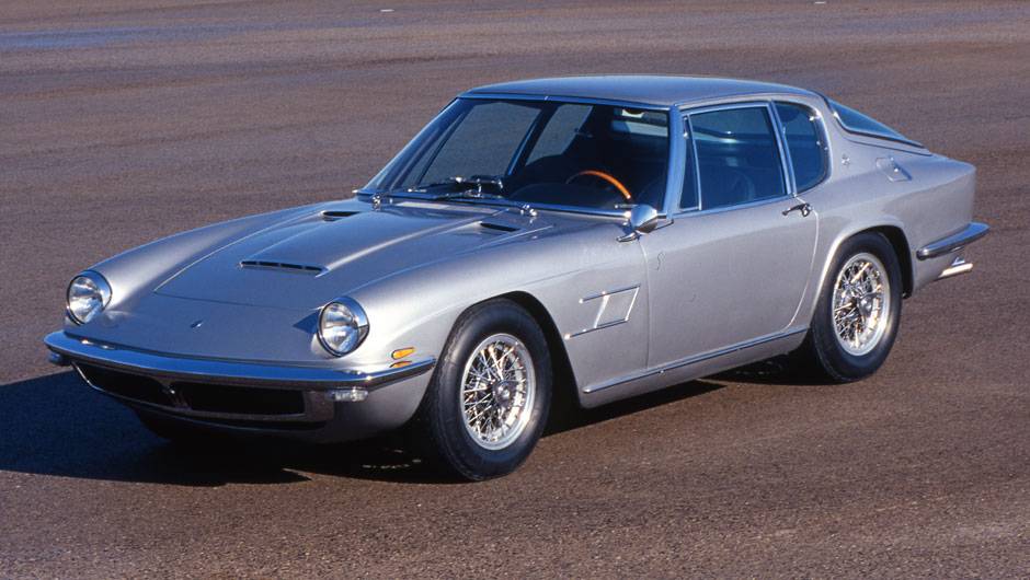 O design, assinado por Pietro Frua, tamb&eacute;m encarregado das linhas do Quattroporte | <a href="https://quatrorodas.abril.com.br/reportagens/classicos/maserati-100-anos-792281.shtml" rel="migration">Leia mais</a>