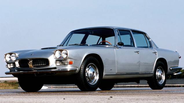 Um V8 de 4.2 litros e 260 cv motivava o primeiro sedã da marca, que passou a ser equipado com um de 4.7 litros e 290 cv a partir de 1966, quando faróis duplos circulares substituíram os retangulares | <a href="https://quatrorodas.abril.com.br/reportagens/c" rel="migration"></a> Um V8 de 4.2 litros e 260 cv motivava o primeiro sedã da marca, que passou a ser equipado com um de 4.7 litros e 290 cv a partir de 1966, quando faróis duplos circulares substituíram os retangulares | <a href="https://quatrorodas.abril.com.br/reportagens/c" rel="migration"></a>
