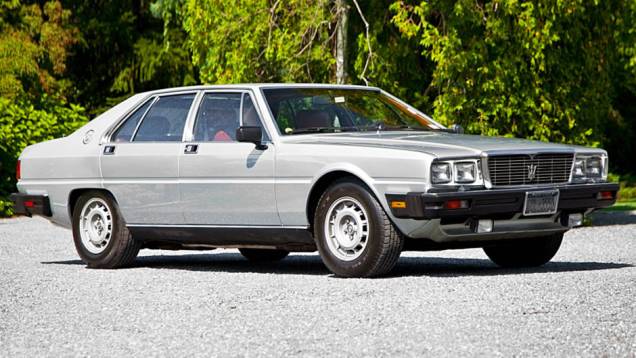 O V8 de 4.2 litros rendia 255 cv, até surgir em 1981 o de 4.9 litros e 270 cv. A versão Royale de 1986 ofereceria 300 cv e 230 km/h de máxima | <a href="https://quatrorodas.abril.com.br/reportagens/classicos/maserati-100-anos-792281.shtml" rel="migration">Leia mais</a> O V8 de 4.2 litros rendia 255 cv, até surgir em 1981 o de 4.9 litros e 270 cv. A versão Royale de 1986 ofereceria 300 cv e 230 km/h de máxima | <a href="https://quatrorodas.abril.com.br/reportagens/classicos/maserati-100-anos-792281.shtml" rel="migration">Leia mais</a>