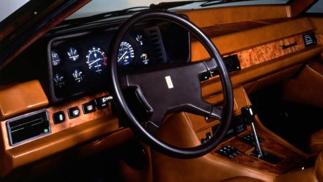 A opulência de materiais e recursos no acabamento do sedã, disponível com câmbio manual de cinco velocidades ou automático de três, rendeu a ele o apelido de Rolls-Royce italiano | <a href="https://quatrorodas.abril.com.br/reportagens/classicos/maserati-10" rel="migration"></a> A opulência de materiais e recursos no acabamento do sedã, disponível com câmbio manual de cinco velocidades ou automático de três, rendeu a ele o apelido de Rolls-Royce italiano | <a href="https://quatrorodas.abril.com.br/reportagens/classicos/maserati-10" rel="migration"></a>