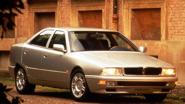 Também desenhado por Gandini, a quarta geração chegou em 1994 como uma variação do sedã Biturbo e durou até 2001 | <a href="https://quatrorodas.abril.com.br/reportagens/classicos/maserati-100-anos-792281.shtml" rel="migration">Leia mais</a> Também desenhado por Gandini, a quarta geração chegou em 1994 como uma variação do sedã Biturbo e durou até 2001 | <a href="https://quatrorodas.abril.com.br/reportagens/classicos/maserati-100-anos-792281.shtml" rel="migration">Leia mais</a>