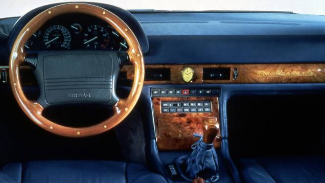 Bem menor, ele tinha apenas 2,65 metros entre os eixos. Por outro lado, alcançava 270 km/h | <a href="https://quatrorodas.abril.com.br/reportagens/classicos/maserati-100-anos-792281.shtml" rel="migration">Leia mais</a> Bem menor, ele tinha apenas 2,65 metros entre os eixos. Por outro lado, alcançava 270 km/h | <a href="https://quatrorodas.abril.com.br/reportagens/classicos/maserati-100-anos-792281.shtml" rel="migration">Leia mais</a>
