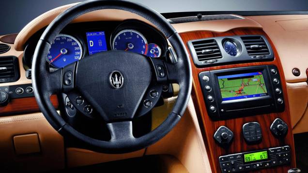 O câmbio manual automatizado e seis velocidades oferecia trocas junto ao volante. Por dentro, um luxo só: além de ventilação, os bancos traziam sistema de massageamento, dependendo da versão | <a href="https://quatrorodas.abril.com.br/reportagens/classicos" rel="migration"></a> O câmbio manual automatizado e seis velocidades oferecia trocas junto ao volante. Por dentro, um luxo só: além de ventilação, os bancos traziam sistema de massageamento, dependendo da versão | <a href="https://quatrorodas.abril.com.br/reportagens/classicos" rel="migration"></a>