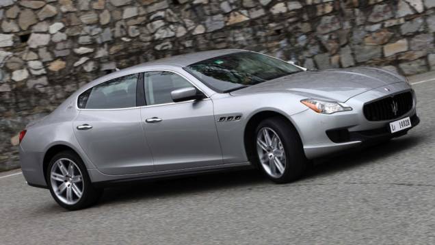 Oficialmente apresentado no Salão de Detroit de 2013, o atual Quattroporte pela primeira vez seguiu um estilo evolutivo da geração anterior, agora com mais mais verticais na frente e horizontais atrás | <a href="https://quatrorodas.abril.com.br/reportagens" rel="migration"></a> Oficialmente apresentado no Salão de Detroit de 2013, o atual Quattroporte pela primeira vez seguiu um estilo evolutivo da geração anterior, agora com mais mais verticais na frente e horizontais atrás | <a href="https://quatrorodas.abril.com.br/reportagens" rel="migration"></a>
