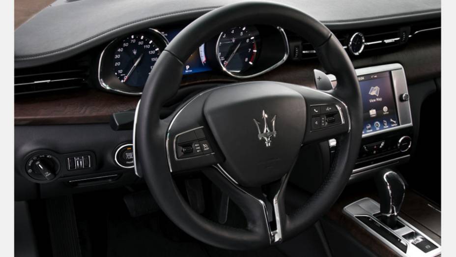 O câmbio oferece cinco módulos de funcionamento: manual e automático nas variações Normal e Sport e ICE (Increased Control Efficency), que visa economia de combustível | <a href="http://quatrorodas.abril.com.br/galerias/maserati/maserati-ghibli-792054.sht" rel="migration"></a>