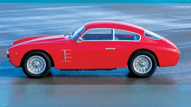 A6 (1947) - Ele foi apresentado no Salão de Genebra de 1947, primeiro modelo de rua produzido em maior escala pela Maserati. Seu seis-cilindros chegou a 150 cv, que o levavam a 270 km/h | <a href="https://quatrorodas.abril.com.br/reportagens/classicos/mase" rel="migration"></a>