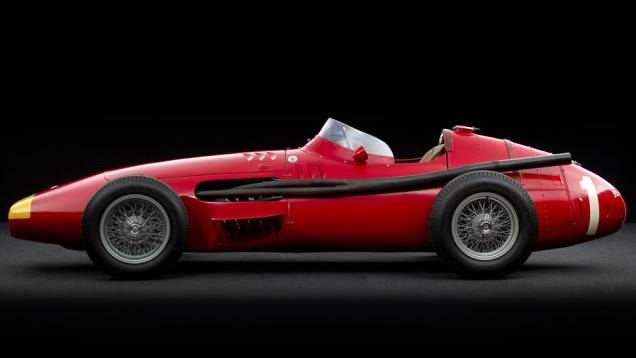 250 F (1954) - Pelas mãos de Juan Manuel Fangio e Stirling Moss, o Maserati da F1 venceu várias corridas com seu seis-cilindros em linha que levava o monoposto a 300 km/h | <a href="https://quatrorodas.abril.com.br/reportagens/classicos/maserati-100-anos-7" rel="migration"></a>