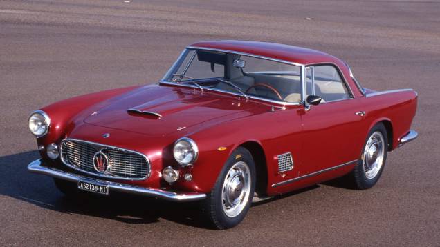 3500GT (1957) - Ele foi o primeiro Maserati realmente produzido em série e não de maneira artesanal, revelado no Salão de Genebra de 1957. Fato inédito, seu seis-cilindros foi projetado só para as ruas | <a href="https://quatrorodas.abril.com.br/reportagen" rel="migration"></a>