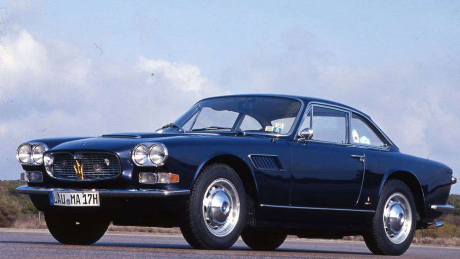 Sebring (1962) - Criado para agradar ao mercado americano, ele foi construído sobre um chassi encurtado do 3500GT. Com carroceria Vignale, chegou a 258 cv e durou até 1969 | <a href="https://quatrorodas.abril.com.br/reportagens/classicos/maserati-100-anos-" rel="migration"></a>