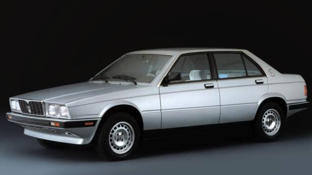 Biturbo (1981) - No Salão de Genebra de 1981 a Maserati iniciava nova fase com imagem um modelo V6 com dois turbos. Além de cupê e spyder, oferecia o segundo sedã da marca, menor que o Quattroporte | <a href="https://quatrorodas.abril.com.br/reportagens/cl" rel="migration"></a>