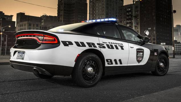 Basicamente, trata-se de uma versão do sedã concebida para o uso policial | <a href="https://quatrorodas.abril.com.br/noticias/fabricantes/dodge-mostra-charger-pursuit-2015-794899.shtml" rel="migration">Leia mais</a>