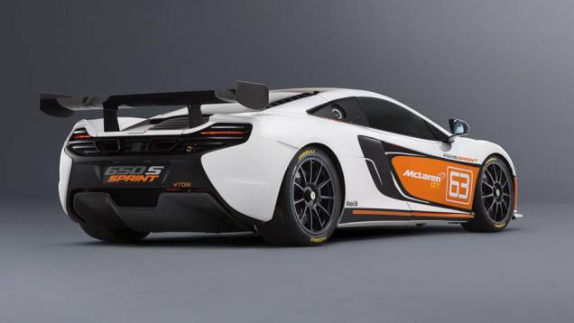 Trata-se de uma versão de competição do supercarro, exclusiva para as pistas | <a href="https://quatrorodas.abril.com.br/noticias/fabricantes/mclaren-revela-650s-sprint-795198.shtml" rel="migration">Leia mais</a>