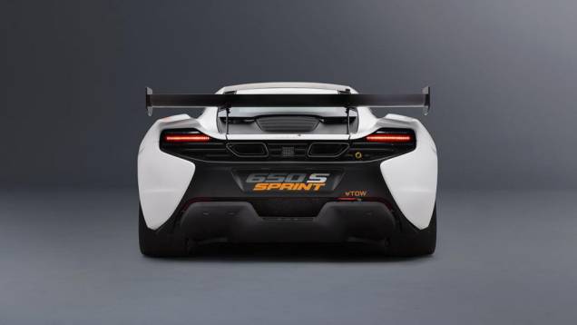 ...aerofólio traseiro avantajado, suspensão com acerto esportivo, entre outros detalhes | <a href="https://quatrorodas.abril.com.br/noticias/fabricantes/mclaren-revela-650s-sprint-795198.shtml" rel="migration">Leia mais</a>