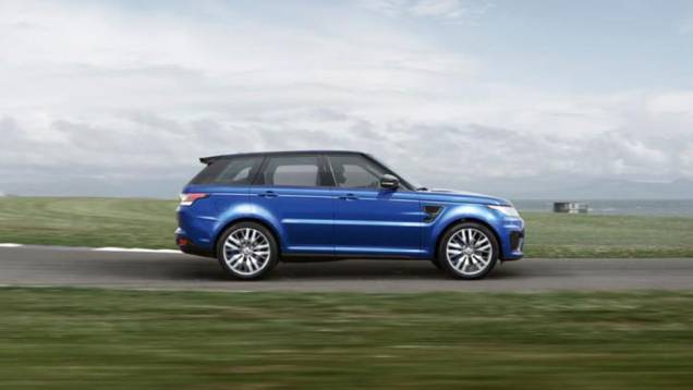 O SUV chegará ao mercado pelo preço de US$ 110.475 | <a href="https://quatrorodas.abril.com.br/noticias/fabricantes/range-rover-sport-svr-revelado-795105.shtml" rel="migration">Leia mais</a>