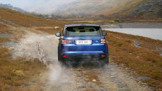 Quanto à motorização, o Range Rover Sport SVR é equipado com o bloco 5.0 V8 que oferece 550 cavalos de potência e 69,34 kgfm de torque | <a href="https://quatrorodas.abril.com.br/noticias/fabricantes/range-rover-sport-svr-revelado-795105.shtml" rel="migration"></a> Quanto à motorização, o Range Rover Sport SVR é equipado com o bloco 5.0 V8 que oferece 550 cavalos de potência e 69,34 kgfm de torque | <a href="https://quatrorodas.abril.com.br/noticias/fabricantes/range-rover-sport-svr-revelado-795105.shtml" rel="migration"></a>