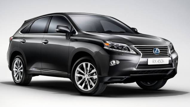 Na quarta posição aparece o Lexus RX, um dos dois SUVs da lista dos dez mais | <a href="https://quatrorodas.abril.com.br/noticias/mercado/pesquisa-revela-carros-preferidos-milionarios-americanos-697349.shtml" rel="migration">Leia mais</a>