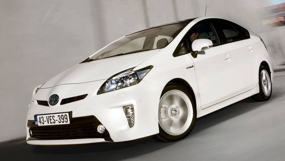 Talvez pelo apelo sustentável, o híbrido Toyota Prius conquistou a quinta posição | <a href="https://quatrorodas.abril.com.br/noticias/mercado/pesquisa-revela-carros-preferidos-milionarios-americanos-697349.shtml" rel="migration">Leia mais</a>