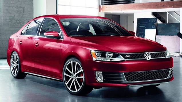 Com o acessível valor de US$ 16.675 (para os EUA, claro), o VW Jetta surge na sexta posição | <a href="https://quatrorodas.abril.com.br/noticias/mercado/pesquisa-revela-carros-preferidos-milionarios-americanos-697349.shtml" rel="migration">Leia mais</a>