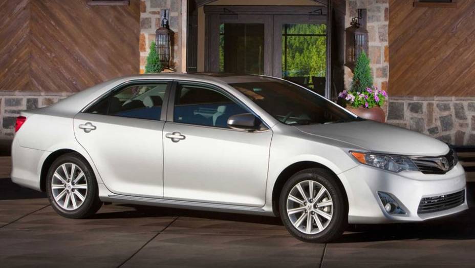 Líder da categoria de sedãs, o Toyota Camry cativa tanto os clientes menos abastados quanto os ricos | <a href="https://quatrorodas.abril.com.br/noticias/mercado/pesquisa-revela-carros-preferidos-milionarios-americanos-697349.shtml" rel="migration">Leia mais</a>