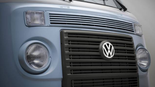 A grade frontal pintada de azul e as luzes de seta brancas são exclusividades desta versão | <a href="https://quatrorodas.abril.com.br/noticias/fabricantes/vw-kombi-last-edition-marca-fim-perua-749892.shtml" rel="migration">Leia mais</a>