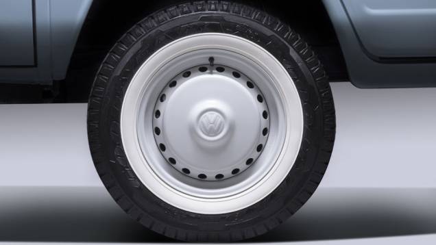 Rodas brancas e pneus com faixa branca dão um toque nostálgico à perua | <a href="http://quatrorodas.abril.com.br/noticias/fabricantes/vw-kombi-last-edition-marca-fim-perua-749892.shtml" rel="migration">Leia mais</a>