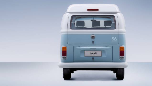 O logotipo desta série mais do que especial vai colado na traseira da perua | <a href="https://quatrorodas.abril.com.br/noticias/fabricantes/vw-kombi-last-edition-marca-fim-perua-749892.shtml" rel="migration">Leia mais</a>