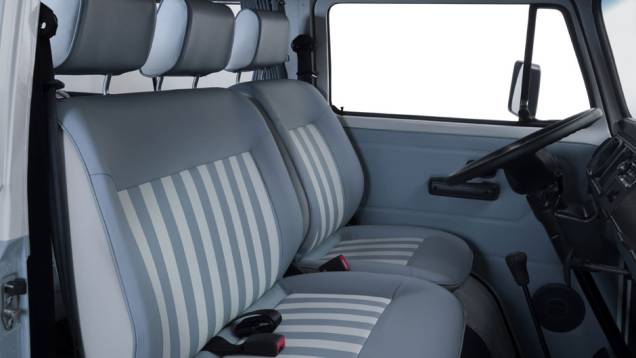 O revestimento especial nas cores azul e branca também forra os painéis de porta | <a href="https://quatrorodas.abril.com.br/noticias/fabricantes/vw-kombi-last-edition-marca-fim-perua-749892.shtml" rel="migration">Leia mais</a>