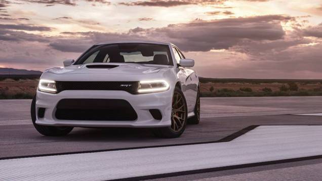 A Dodge oficializou nesta quarta-feira (13) o lançamento do Charger SRT Hellcat | <a href="https://quatrorodas.abril.com.br/noticias/fabricantes/dodge-exibe-charger-srt-hellcat-795977.shtml" rel="migration">Leia mais</a>