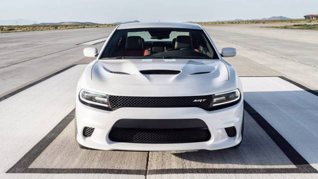 São 707 cavalos de potência a 6 mil rpm e 89,84 kgfm de torque a 4,4 mil rpm | <a href="https://quatrorodas.abril.com.br/noticias/fabricantes/dodge-exibe-charger-srt-hellcat-795977.shtml" rel="migration">Leia mais</a>