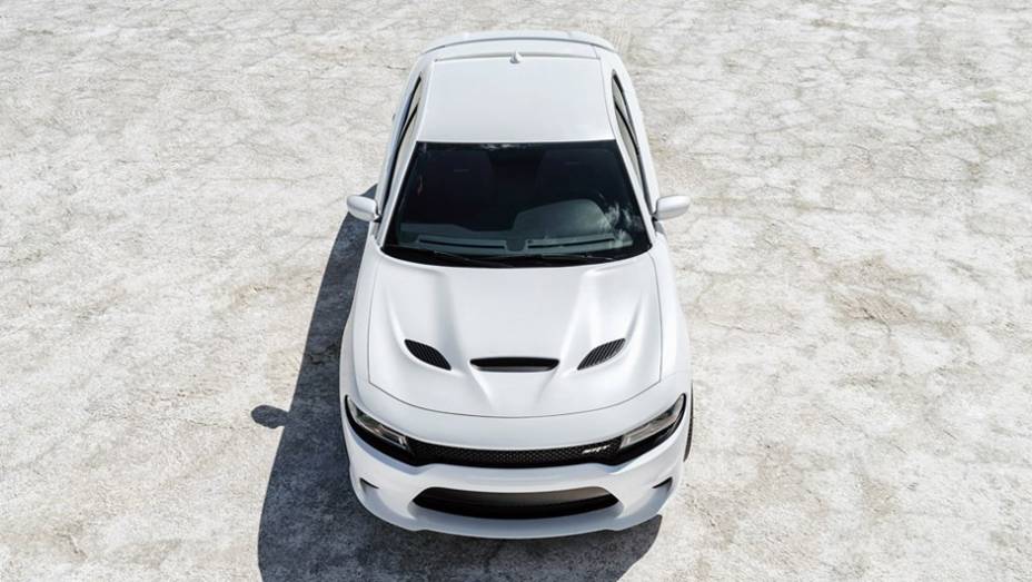 Com essa configuração, o Charger SRT Hellcat acelera de 0 a 96 km/h em 3,8 segundos e alcança a velocidade máxima de 328 km/h | <a href="https://quatrorodas.abril.com.br/noticias/fabricantes/dodge-exibe-charger-srt-hellcat-795977.shtml" rel="migration">Leia mais</a>