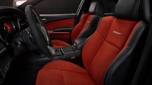 Interior do Dodge Charger SRT Hellcat | <a href="https://quatrorodas.abril.com.br/noticias/fabricantes/dodge-exibe-charger-srt-hellcat-795977.shtml" rel="migration">Leia mais</a>