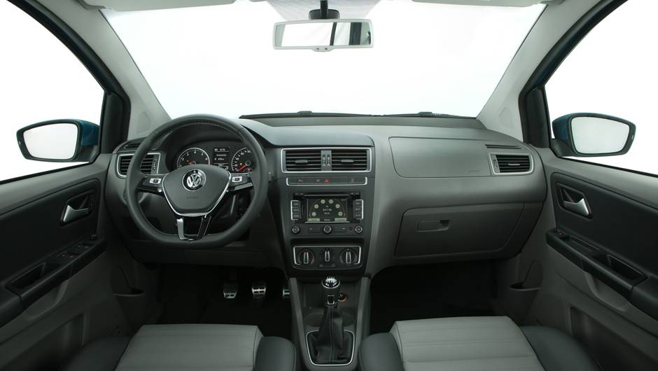 A cabine tamb&eacute;m est&aacute; mais moderninha, com modifica&ccedil;&otilde;es nas sa&iacute;das de ar e no volante. Desde a vers&atilde;o de entrada Trendline, o modelo conta com dire&ccedil;&atilde;o com assist&ecirc;ncia el&eacute;trica, chamada de Easy Drive | <a href="https://quatrorodas.abril.com.br/carros/lancame" rel="migration"></a>