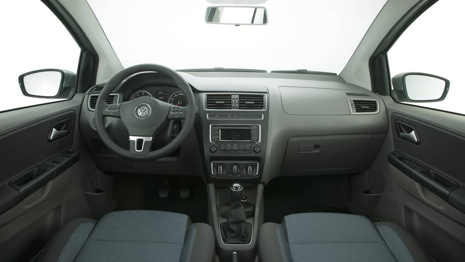 Por dentro, ela conta com revestimento diferenciado e malharia azul | <a href="https://quatrorodas.abril.com.br/carros/lancamentos/volkswagen-fox-797087.shtml" rel="migration">Leia mais</a>