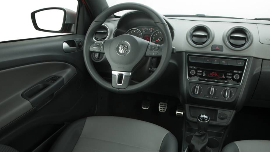 Na frente da cabine, o sistema de áudio conta com entradas USB e auxiliar e com a função streaming, pelo qual é possível ouvir músicas via Bluetooth | <a href="http://quatrorodas.abril.com.br/carros/lancamentos/volkswagen-saveiro-cabine-dupla-797088.shtml" rel="migration"></a>