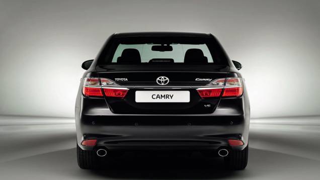 A montadora japonesa adotou a mesma postura que havia tido com o Corolla, empregando um visual bastante diferente daquele da versão norte-americana do sedã | <a href="https://quatrorodas.abril.com.br/noticias/fabricantes/toyota-mostra-camry-2015-global-mos" rel="migration"></a> A montadora japonesa adotou a mesma postura que havia tido com o Corolla, empregando um visual bastante diferente daquele da versão norte-americana do sedã | <a href="https://quatrorodas.abril.com.br/noticias/fabricantes/toyota-mostra-camry-2015-global-mos" rel="migration"></a>