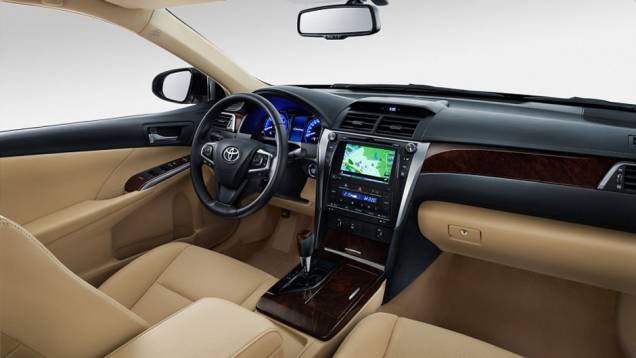 O painel de instrumentos tem 4,2 polegadas, enquanto a tela do sistema multimídia pode ter 6,1 ou 7 polegadas | <a href="https://quatrorodas.abril.com.br/noticias/fabricantes/toyota-mostra-camry-2015-global-moscou-797983.shtml" rel="migration">Leia mais</a> O painel de instrumentos tem 4,2 polegadas, enquanto a tela do sistema multimídia pode ter 6,1 ou 7 polegadas | <a href="https://quatrorodas.abril.com.br/noticias/fabricantes/toyota-mostra-camry-2015-global-moscou-797983.shtml" rel="migration">Leia mais</a>