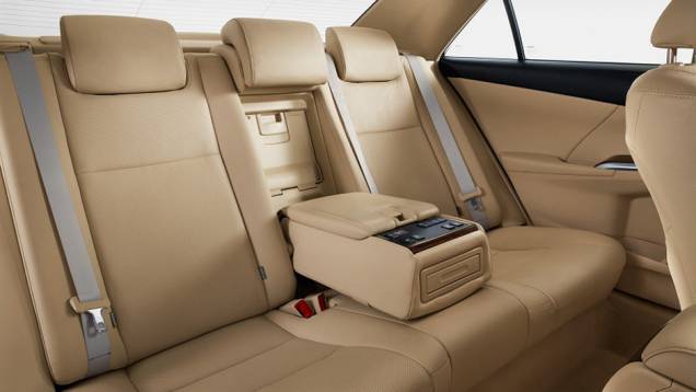 Toyota Camry 2015 (global) | <a href="https://quatrorodas.abril.com.br/noticias/fabricantes/toyota-mostra-camry-2015-global-moscou-797983.shtml" rel="migration">Leia mais</a> Toyota Camry 2015 (global) | <a href="https://quatrorodas.abril.com.br/noticias/fabricantes/toyota-mostra-camry-2015-global-moscou-797983.shtml" rel="migration">Leia mais</a>