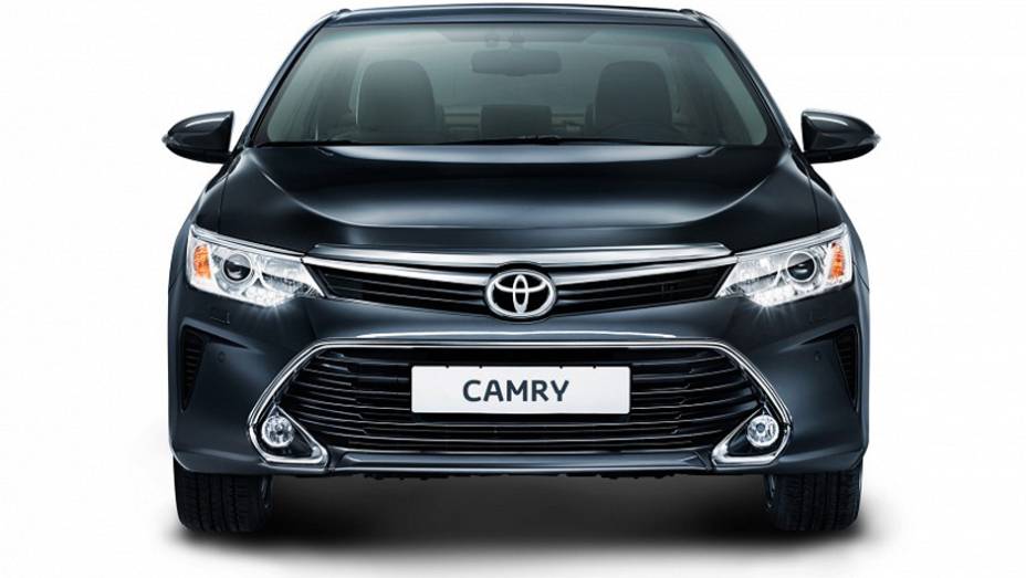 Apesar de dividirem a mesma plataforma, as duas variantes do Camry se diferem, por exemplo, na grade frontal | <a href="https://quatrorodas.abril.com.br/noticias/fabricantes/toyota-mostra-camry-2015-global-moscou-797983.shtml" rel="migration">Leia mais</a>