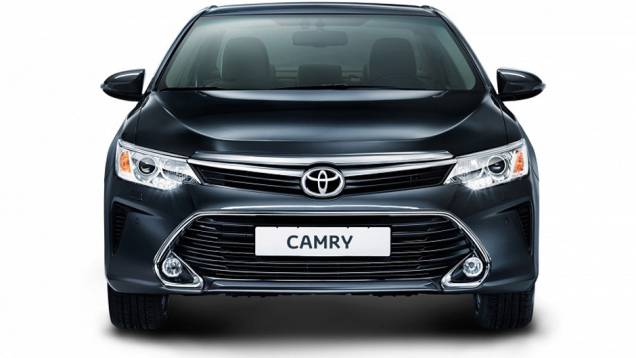 Apesar de dividirem a mesma plataforma, as duas variantes do Camry se diferem, por exemplo, na grade frontal | <a href="https://quatrorodas.abril.com.br/noticias/fabricantes/toyota-mostra-camry-2015-global-moscou-797983.shtml" rel="migration">Leia mais</a> Apesar de dividirem a mesma plataforma, as duas variantes do Camry se diferem, por exemplo, na grade frontal | <a href="https://quatrorodas.abril.com.br/noticias/fabricantes/toyota-mostra-camry-2015-global-moscou-797983.shtml" rel="migration">Leia mais</a>