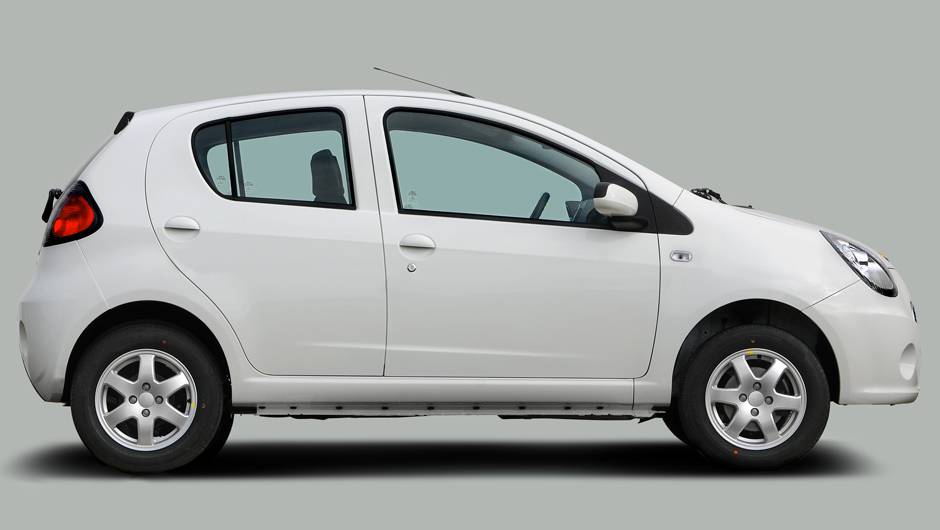 Ele ser&aacute; vendido por aqui por R$ 29,9 mi | <a href="https://quatrorodas.abril.com.br/carros/lancamentos/geely-gc2-798075.shtml" rel="migration">Leia mais</a>