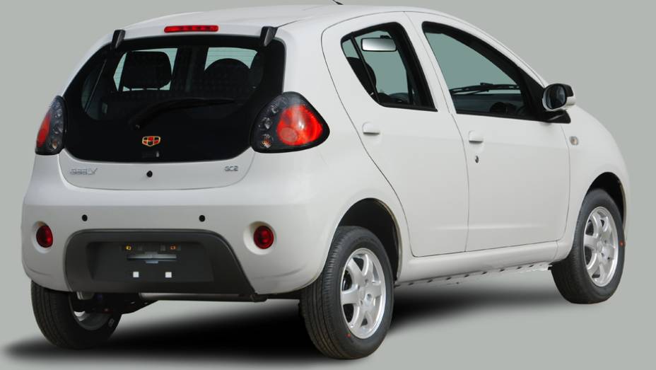 Tal qual o EC7, o pequenino GC2 é montado na planta uruguaia da Geely, situada na capital Montevidéu | <a href="https://quatrorodas.abril.com.br/carros/lancamentos/geely-gc2-798075.shtml" rel="migration">Leia mais</a>